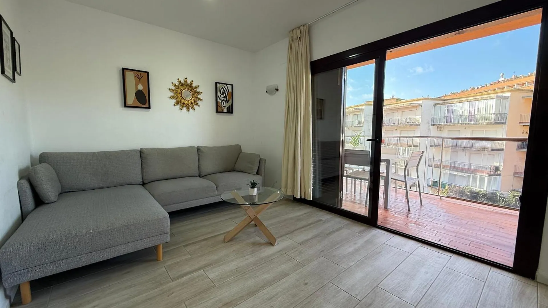 Agi Montseny Apartment Roses