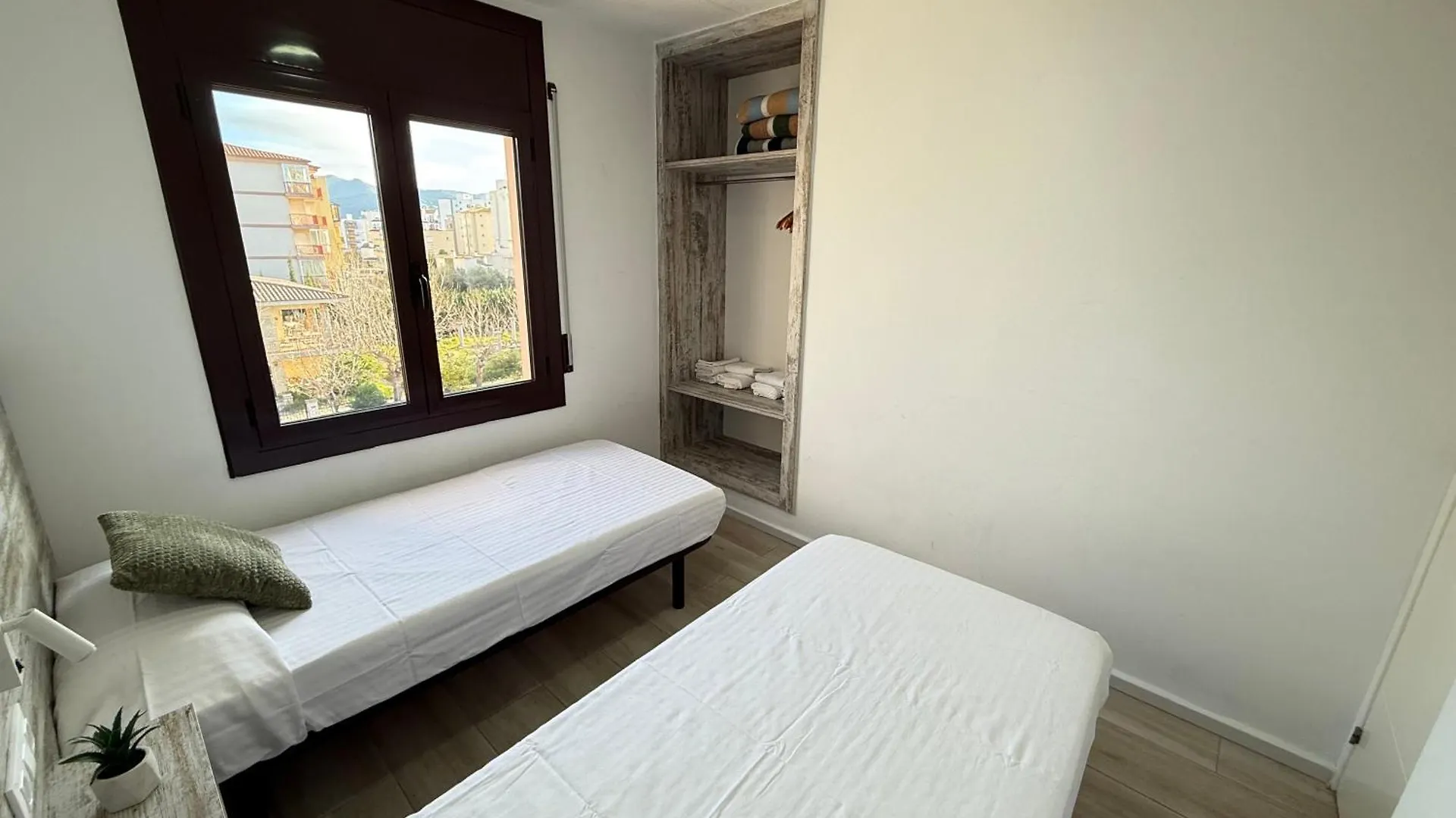 Agi Montseny Apartment Roses